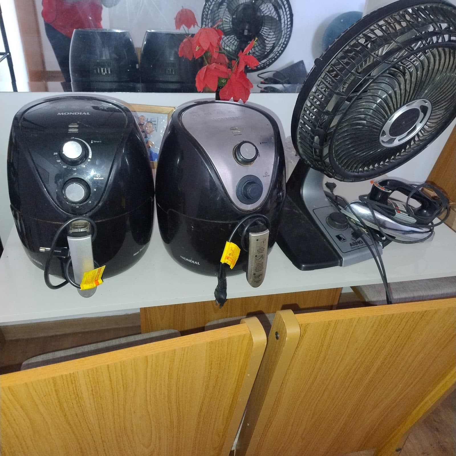 DUAS AIR FRYER E UM VENTILADOR GRANDE - Todos de excelente marca.. Vendo os três por 200,00. Motivo, cabo com defeito e não tenho como mandar consertar, sou novata no endereço , não conheço quem o faça! Tenho pouco espaço para guardar! Pode pagar no PIX ou em 2X no cartão, com juros da maquininha