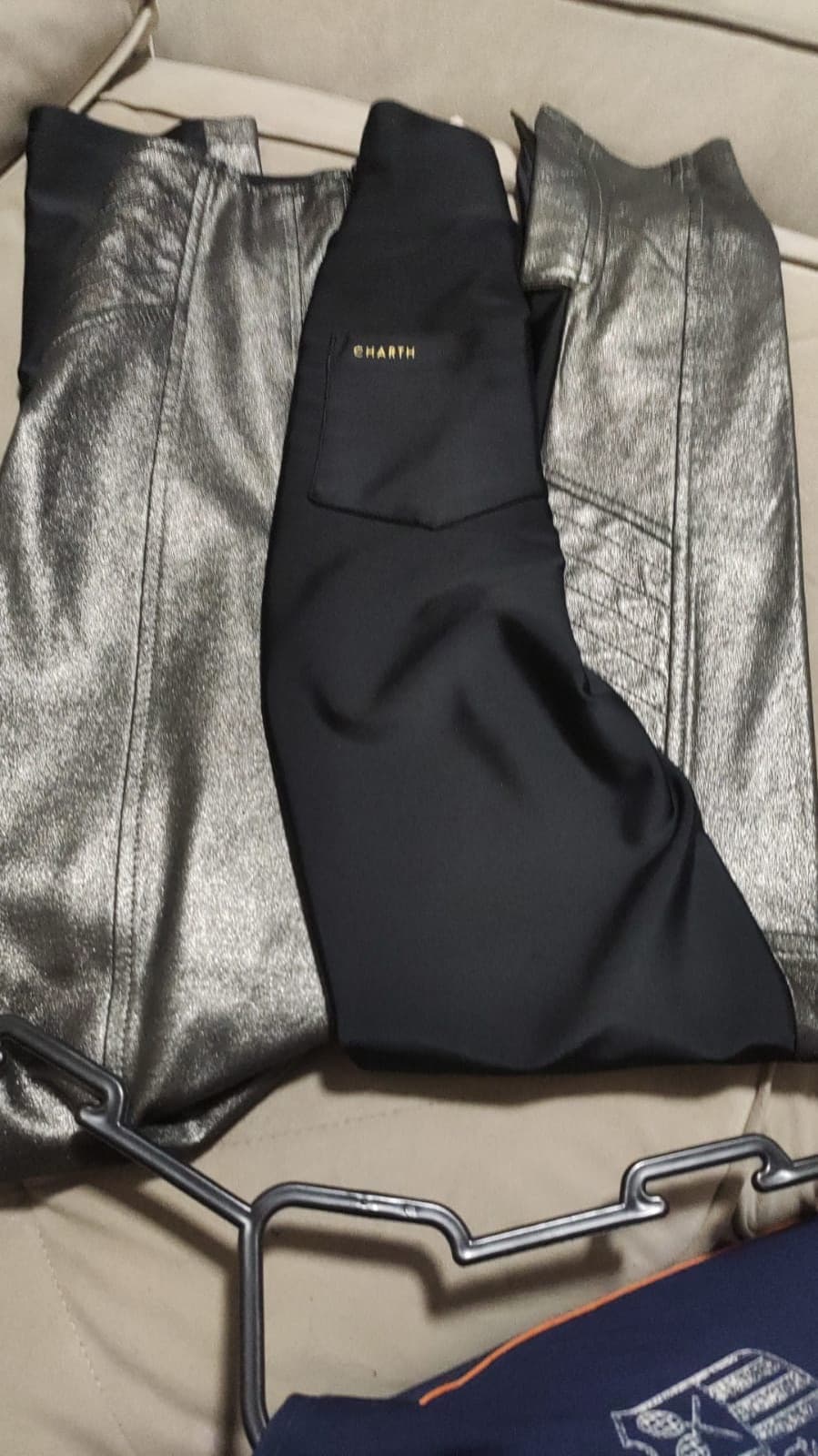 Calça CHARTH preta e dourada